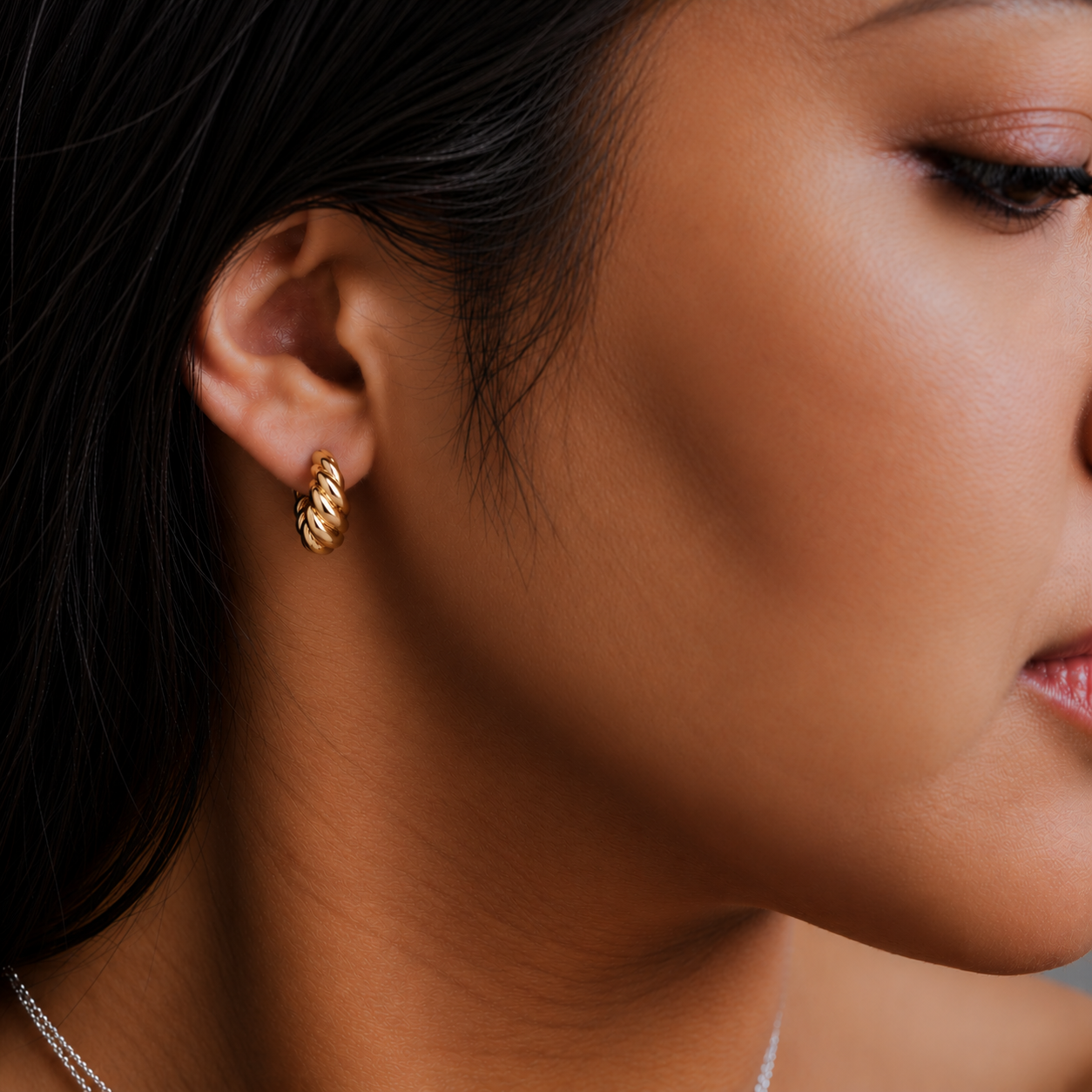 Ribbed Teardrop Huggie Hoops – Gold