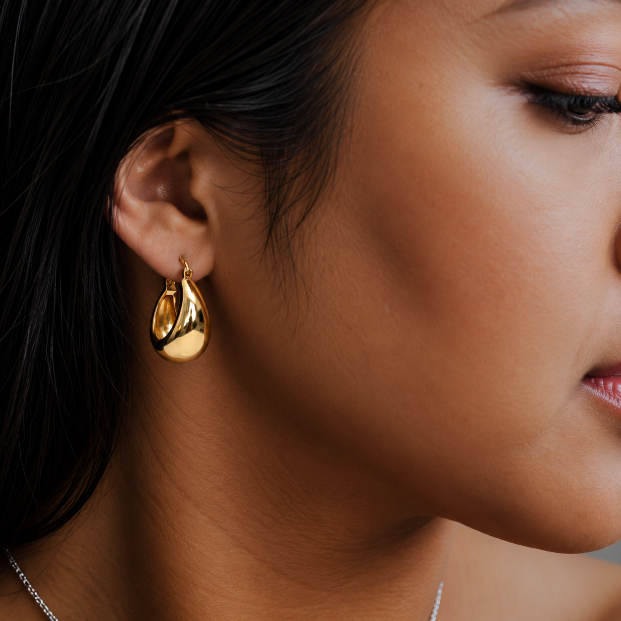 Bold Teardrop Hoops – Gold