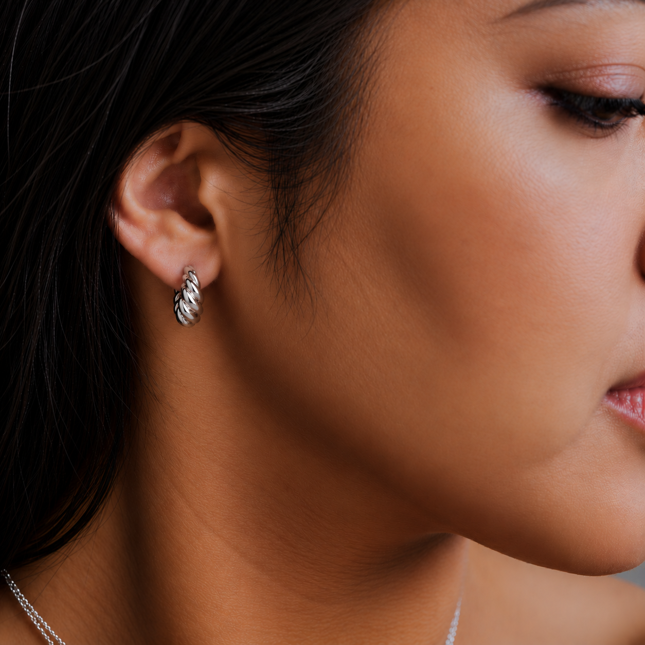 Ribbed Teardrop Huggie Hoops – Silver